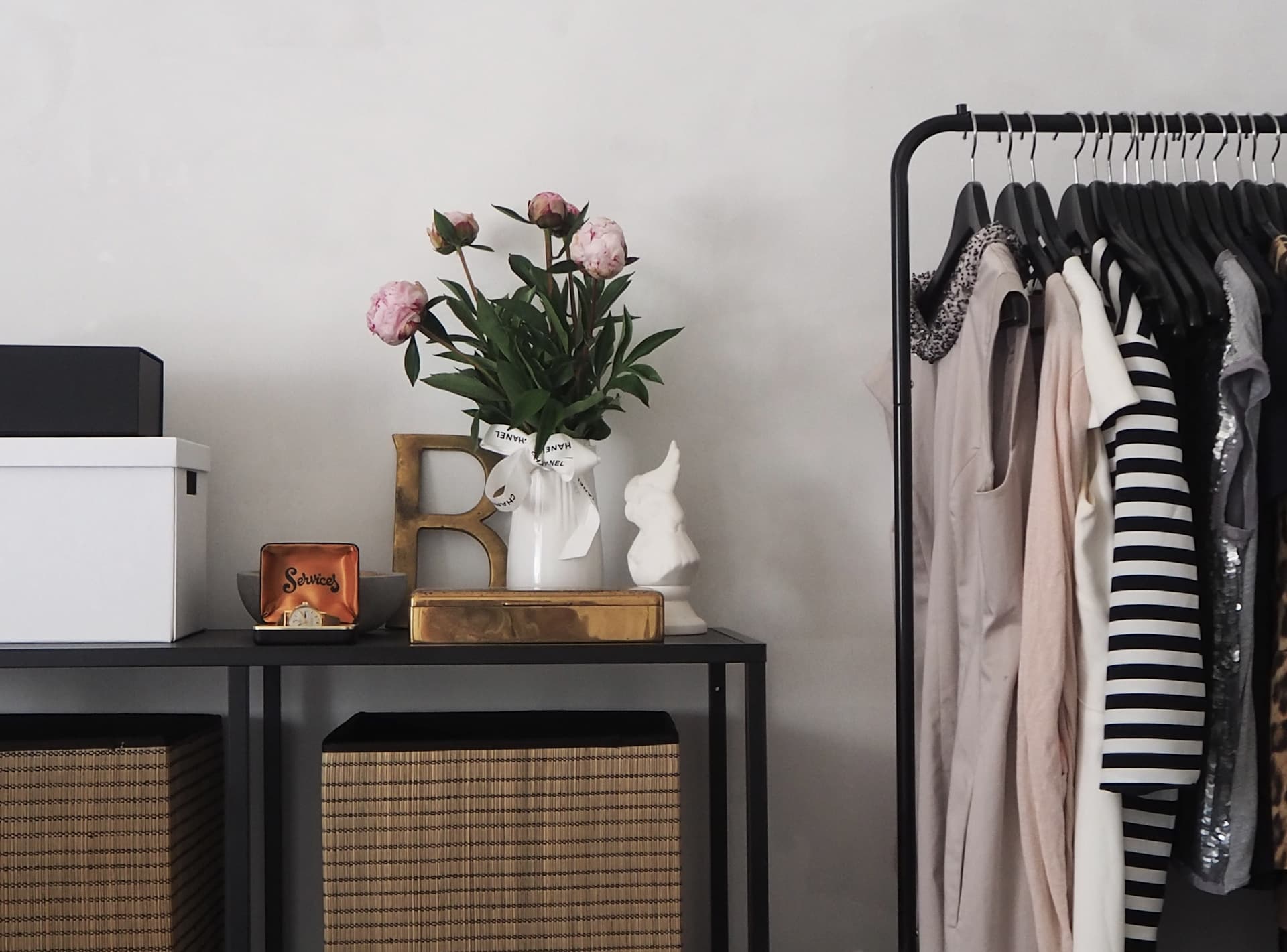 Cover Image for How to Create a Capsule Wardrobe: Your Guide to Simplifying Style